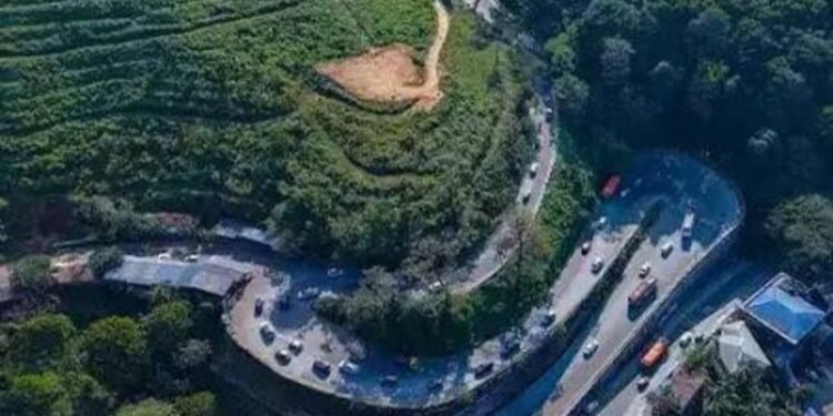 കുറ്റ്യാടി ചുരത്തിലും താമരശേരി ചുരത്തിലും ഗതാഗത തടസ്സം