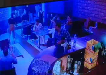 മദ്യപസംഘങ്ങൾ തമ്മിൽ സംഘർഷം; ബാറിൽ പെട്രോൾ ഒഴിച്ച് തീകൊളുത്തി, ആറ് പേർക്ക് പൊള്ളലേറ്റു