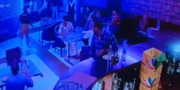 മദ്യപസംഘങ്ങൾ തമ്മിൽ സംഘർഷം; ബാറിൽ പെട്രോൾ ഒഴിച്ച് തീകൊളുത്തി, ആറ് പേർക്ക് പൊള്ളലേറ്റു