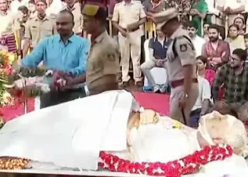 ഇനിയില്ല, പാട്ടിന്റെ തേനും വയമ്പും…; ജാനകിയമ്മയ്ക്ക് കണ്ണീരോടെ വിട