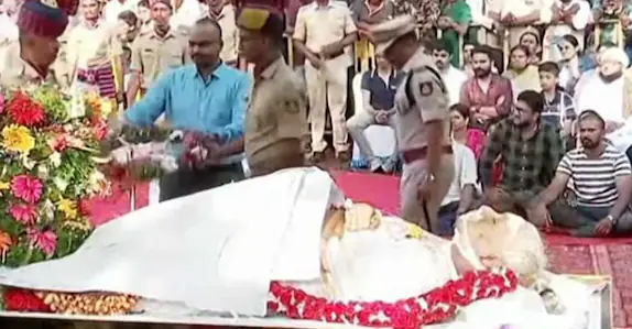 ഇനിയില്ല, പാട്ടിന്റെ തേനും വയമ്പും…; ജാനകിയമ്മയ്ക്ക് കണ്ണീരോടെ വിട