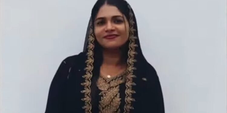 വീടിന്റെ സ്റ്റെയര്‍കേസില്‍ തൂങ്ങിയ നിലയില്‍, രക്തം വാര്‍ന്നൊഴുകി യുവതിയുടെ മൃതദേഹം; കൊലപാതകമെന്ന് കുടുംബം