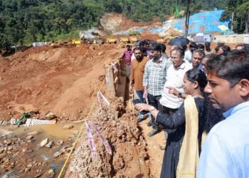 പുനരധിവാസ ടൗൺഷിപ്പിനായി കുന്നുകൂട്ടിയ മണ്ണ് ഭീഷണിയായി; കൽപ്പറ്റയിൽ അഞ്ച് കുടുംബങ്ങൾക്ക് ഒഴിഞ്ഞുപോകാൻ നോട്ടീസ്