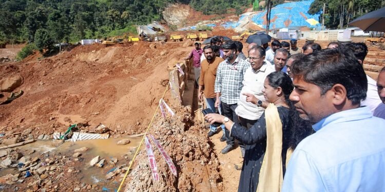 പുനരധിവാസ ടൗൺഷിപ്പിനായി കുന്നുകൂട്ടിയ മണ്ണ് ഭീഷണിയായി; കൽപ്പറ്റയിൽ അഞ്ച് കുടുംബങ്ങൾക്ക് ഒഴിഞ്ഞുപോകാൻ നോട്ടീസ്