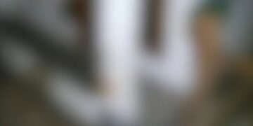 രാത്രിയില്‍ മുഖം മറച്ച് വീടുകളിലെത്തി ഒളിഞ്ഞു നോക്കും; നഗ്നനായി അജ്ഞാതന്റെ വിളയാട്ടം; അന്വേഷണം