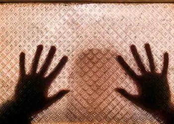 15 ദിവസത്തെ അവധിക്കായി സ്കൂൾ അടച്ചു, ഉറങ്ങിപ്പോയ വിദ്യാർഥി ക്ലാസ്മുറിയിൽ കുടുങ്ങി; മുഴുവൻ ജീവനക്കാർക്കും സസ്പെൻഷൻ