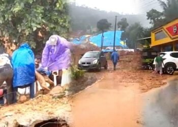 വയനാട്ടിൽ മണ്ണിടിച്ചിൽ; 30ൽ പരം ആളുകൾ കുടുങ്ങിക്കിടക്കുന്നു, വീണ്ടും മണ്ണിടിയാൻ സാധ്യതയെന്ന് നാട്ടുകാർ