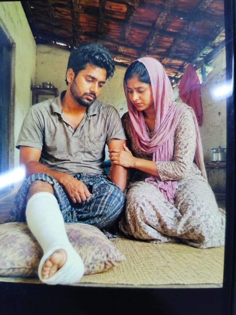 വാട്സ്ആപ്പ് ഗ്രൂപ്പുകളിൽ നുഴഞ്ഞുകയറി സൈബർ തട്ടിപ്പ്; വ്യാജ ഫോട്ടോകൾ കാണിച്ച് പണം തട്ടുന്ന സംഘം സജീവം, ജാഗ്രതാ നിർദ്ദേശം